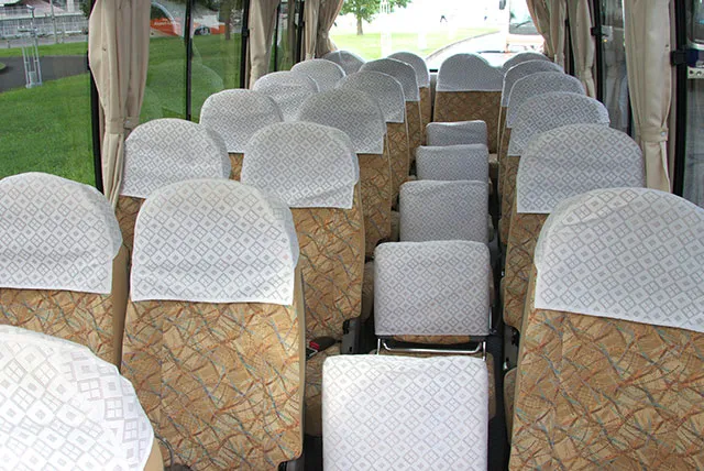 マイクロバスの車内