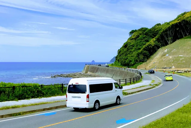 海岸線を走るミニバス