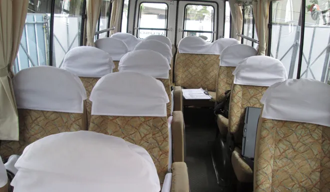 マイクロバスの車内