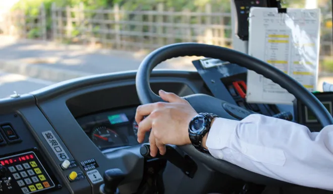マイクロバスの運転手