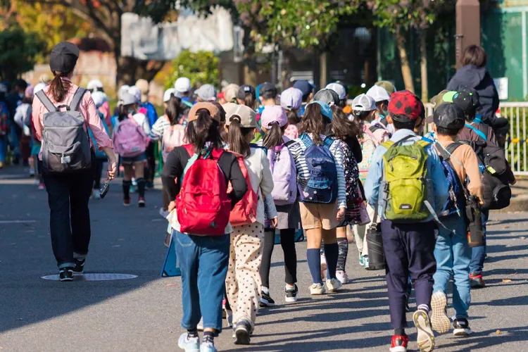 遠足へ向かう小学生一行