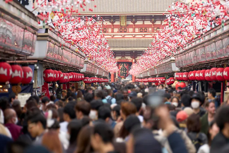 混雑する浅草寺