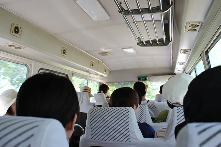 バスの車内で作戦会議