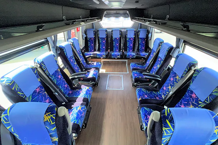 大型バスのサロン席