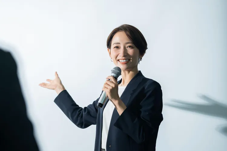 マイクを持ってMCをする女性