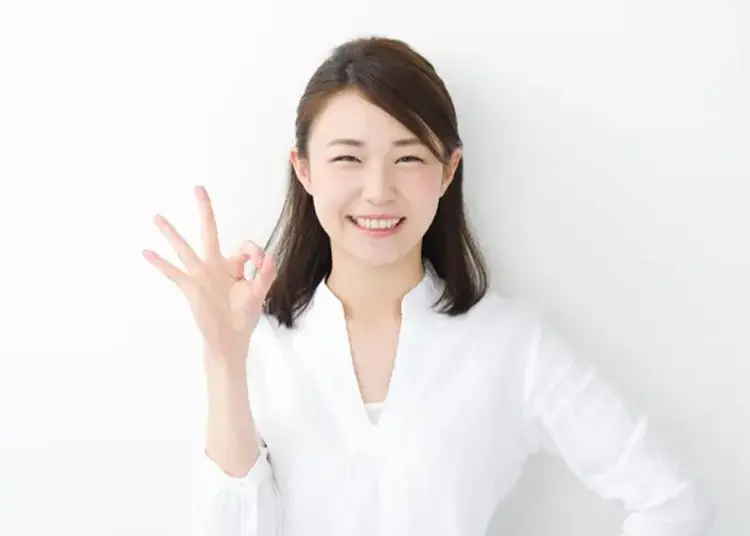 OKマークを出す女性